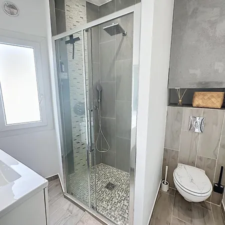 2 Bedroom Centre-ville Канны